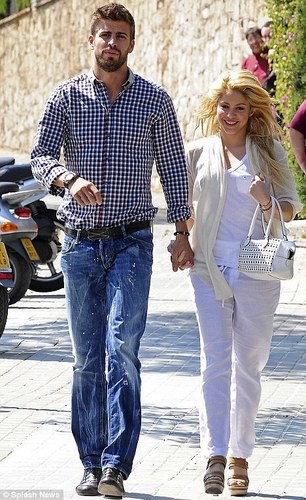  Gerard Piqué and Shakira as wedding photo