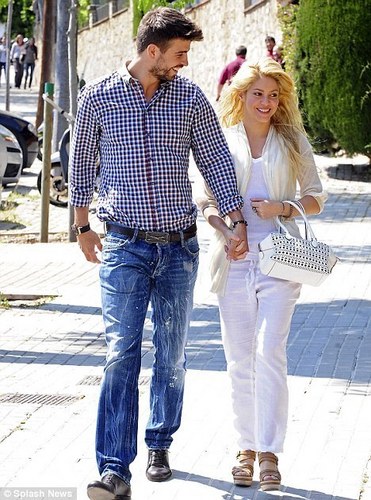  Gerard Piqué and Shakira as wedding litrato