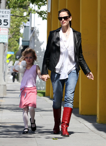  Jen and বেগুনী out and about in Santa Monica 4/14/11