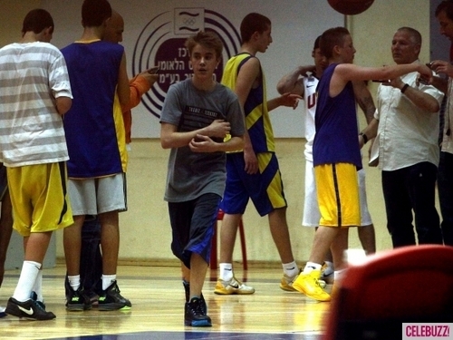  Justin Bieber Shows Off His バスケットボール, バスケット ボール Skills in Israel