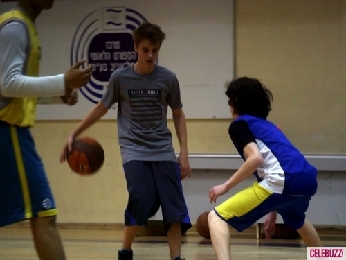  Justin Bieber Shows Off His バスケットボール, バスケット ボール Skills in Israel