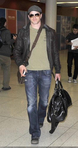  Kellan Lutz - Arriving at LAX – 14 April 2011