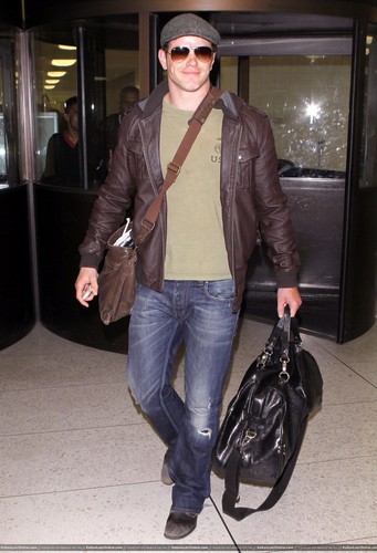  Kellan Lutz - Arriving at LAX – 14 April 2011