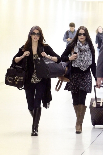  lebih foto-foto of Ashley arriving at LAX airport [April 14th 2011]