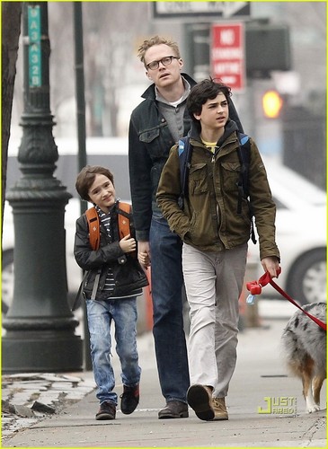  Paul Bettany: Family Walk with Kai and Stellan!