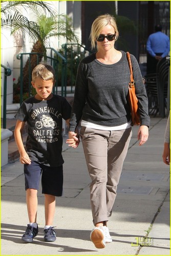  Reese Witherspoon: Checkup With the Kids!