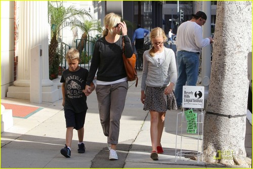  Reese Witherspoon: Checkup With the Kids!