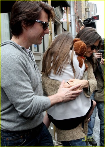  Tom Cruise & Katie Holmes: 日 Out with Suri!
