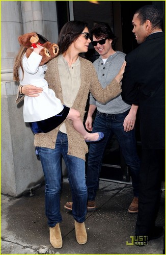  Tom Cruise & Katie Holmes: Tag Out with Suri!