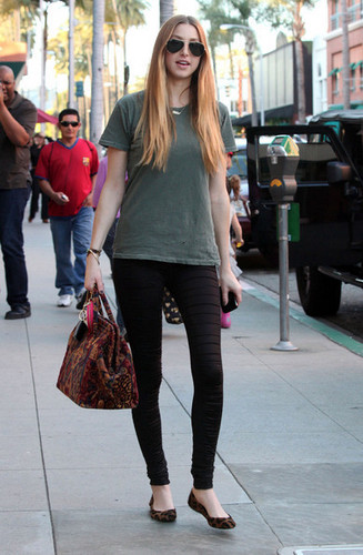  Whitney Port At A Nail Salon In Beverly Hills