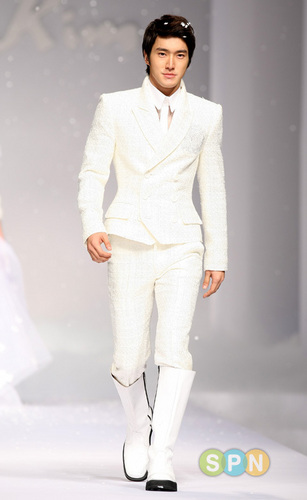  siwon (Andre kim fashion show)