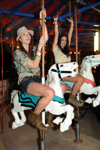  2 もっと見る slightly different shots of Ashley Greene (@AshleyMGreene) at the Neon Carnival!