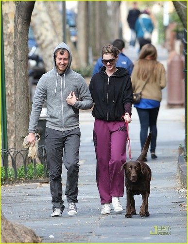  Anne Hathaway & Adam Shulman: Dog Walking Couple