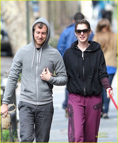 Anne Hathaway & Adam Shulman: Dog Walking Couple