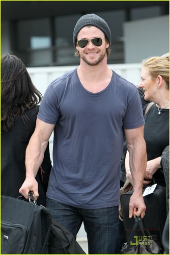  Chris Hemsworth Arrives in Australia!