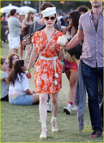  Dita Von Teese: laranja You Glad It's Coachella?
