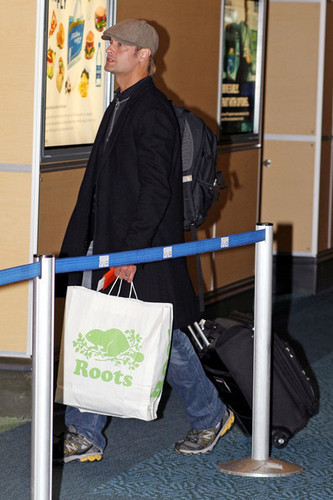  Josh Holloway makes his way through Vancouver International Airport after filming "Mission Impossibl