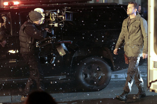  Joshua Jackson On Set Filming TV Show "Fringe"