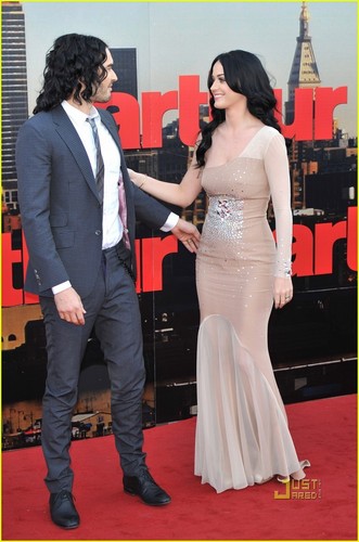  Katy Perry: 'Arthur' UK Premiere with Russell Brand!