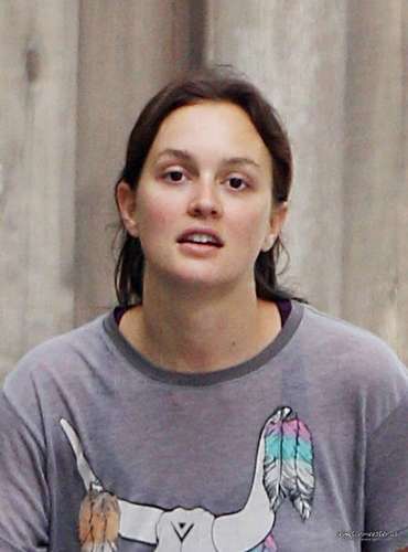  Leighton Meester Out Hiking With Her Dog on 04/18 Candids