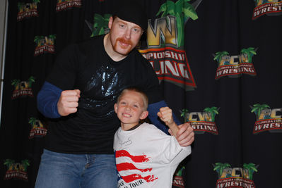  Sheamus with a fã