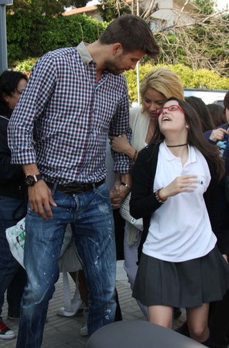  Girl also wanted to Kiss from Gerard ,but Шакира did not release him !!
