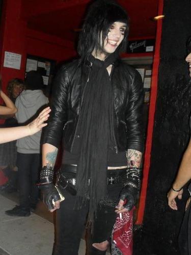  Andy (: