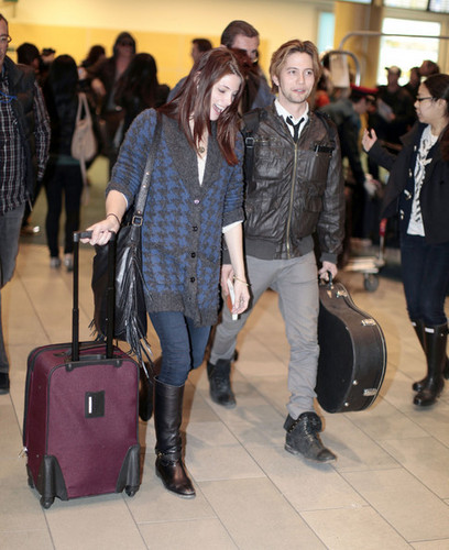  Ashley Greene And Jackson Rathbone Arriving In Vancouver