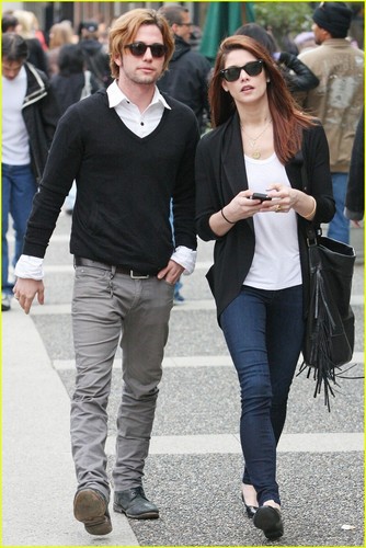  Ashley Greene and Jackson Rathbone in Vancouver(April 20)