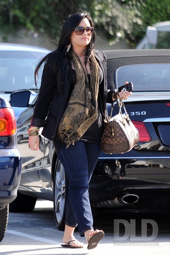  Demi - Visits the Nine Zero One salon & shops at Urban Outfitters in Studio City, 21 April 2011 - HQ