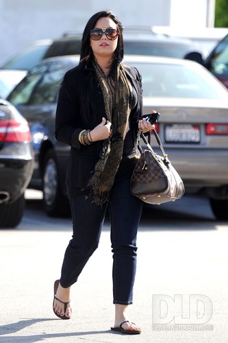  Demi - Visits the Nine Zero One salon & shops at Urban Outfitters in Studio City, 21 April 2011 - HQ