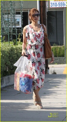  Eva Mendes: Summer Shopping