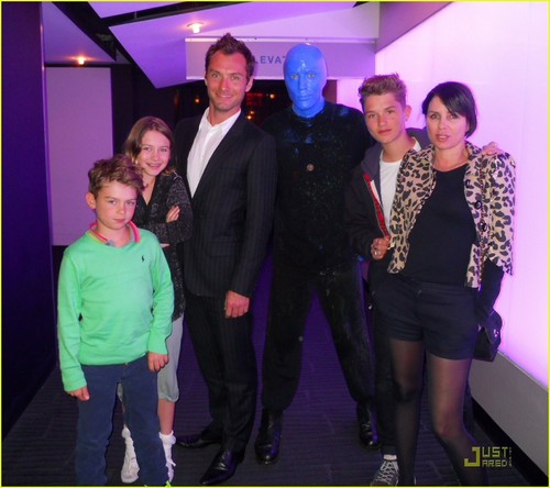  Jude Law: Blue Man Group with Sadie Frost & Kids!