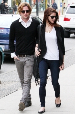  zaidi picha of Ashley and Jackson out and about in Vancouver