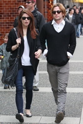 zaidi picha of Ashley and Jackson out and about in Vancouver