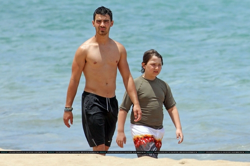  Nick e Joe em Praia no Havaí