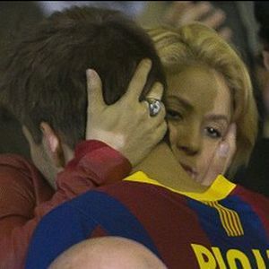  Piqué in the arms of シャキーラ