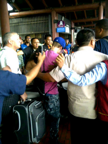  Selena & Justin have arrived in Indonesia!! :)