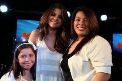  Selly bernyanyi her latest hit single "Who Says" at KIIS FM
