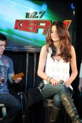  Selly 歌う her latest hit single "Who Says" on KIIS FM