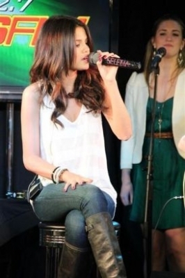  Selly pag-awit her latest hit single "Who Says" on KIIS FM