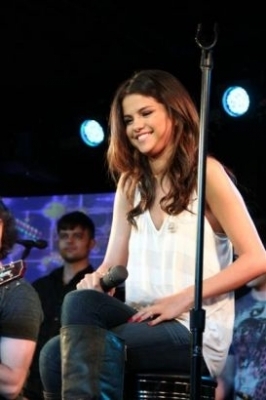  Selly 唱歌 her latest hit single "Who Says" on KIIS FM