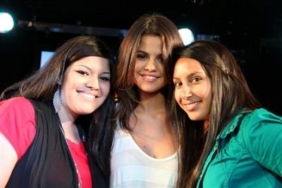  Selly cantar her latest hit single "Who Says" on KIIS FM