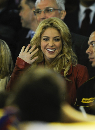  Shakira stopped cheering Rafael Nadal, now she cheer Gerard Piqué !