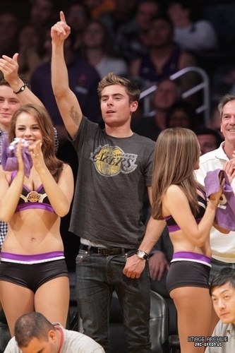  ZAC & DYLAN EFRON WATCH LAKERS
