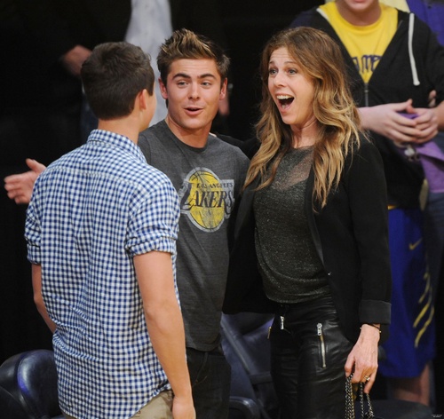 ZAC & DYLAN EFRON WATCH LAKERS