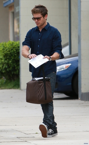  ZAC EFRON SPOTTED IN HOLLYWOOD