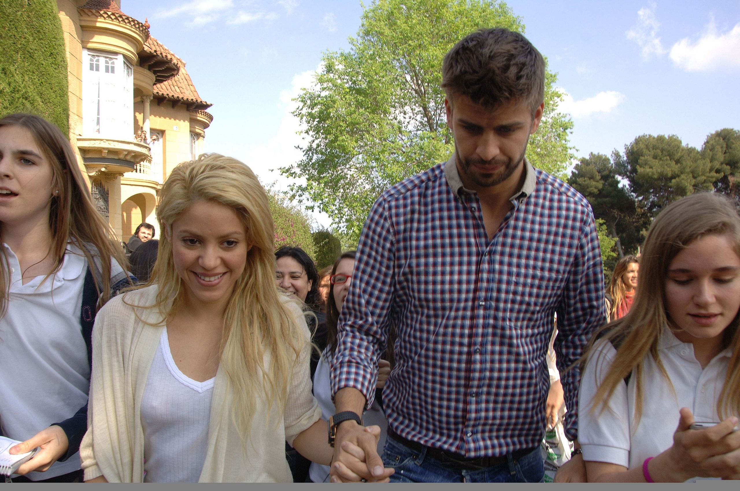 shakira breast and piqué big picture !