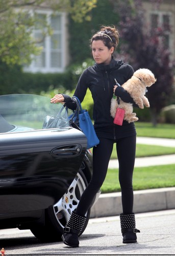  Ashley - Out and about in Studio City - 23 April 2011