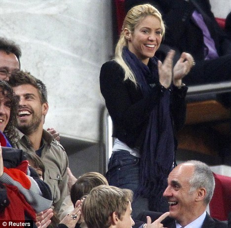  Cheers: Шакира applauds after Barcelona's Lionel Messi's goal against Osasuna